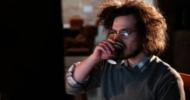 Geç saatlere kadar yorgun iş adamı