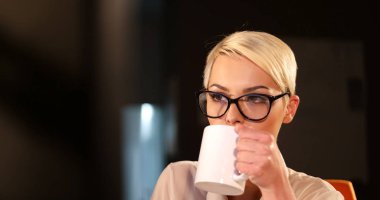 karanlık ofisinde bilgisayarda çalışan kadın