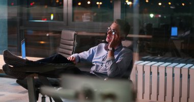 ayaklı ofis masasında oturan işadamı