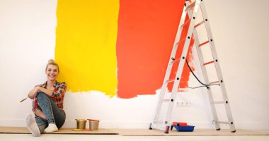 katta oturan genç kadın ressam