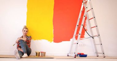 katta oturan genç kadın ressam