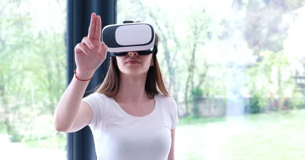 Nő a Vr-headset pohár a virtuális valóság — Stock Fotó