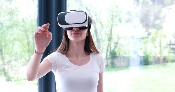 Nő a Vr-headset pohár a virtuális valóság — Stock Fotó