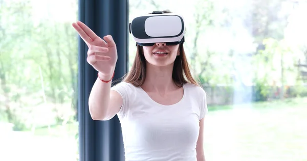 Жінка використовує окуляри VR-гарнітури віртуальної реальності — стокове фото