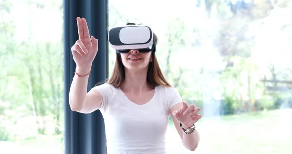 Femme utilisant des lunettes VR-casque de réalité virtuelle — Photo