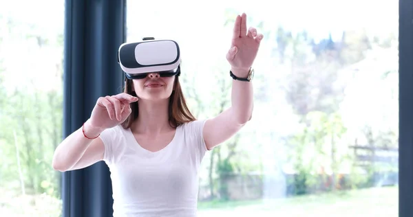 Woman using VR-headset glasses of virtual reality — Stock Photo, Image