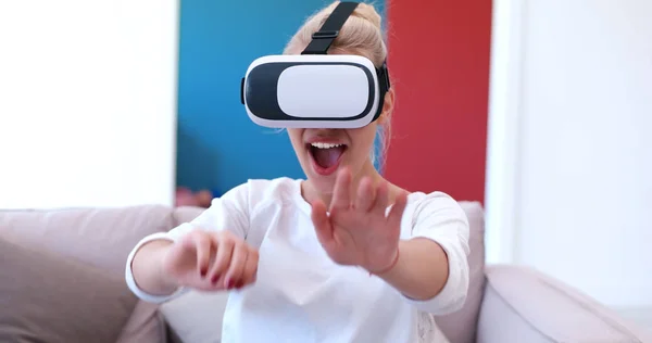 Mujer usando gafas VR-auriculares de realidad virtual —  Fotos de Stock