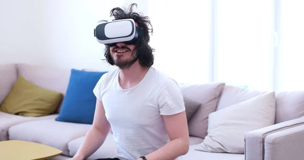 Man using VR-headset glasses of virtual reality — Stock Photo, Image