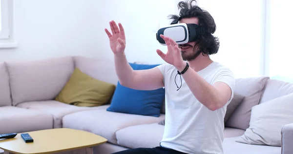 Hombre usando gafas VR-auriculares de realidad virtual —  Fotos de Stock