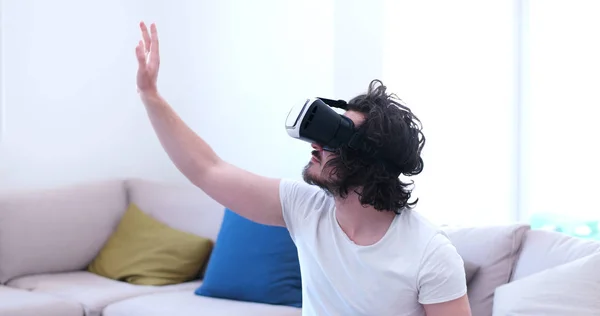 Pria menggunakan VR-headset gelas realitas maya — Stok Foto