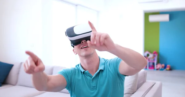 利用虚拟现实技术的虚拟现实-耳机眼镜的男人 — 图库照片