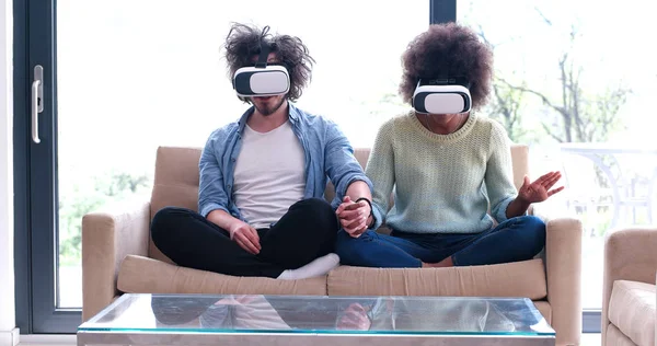 Sanal gerçeklik kulaklık kullanarak çok ırklı Çift