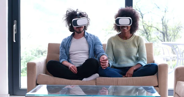 Sanal gerçeklik kulaklık kullanarak çok ırklı Çift