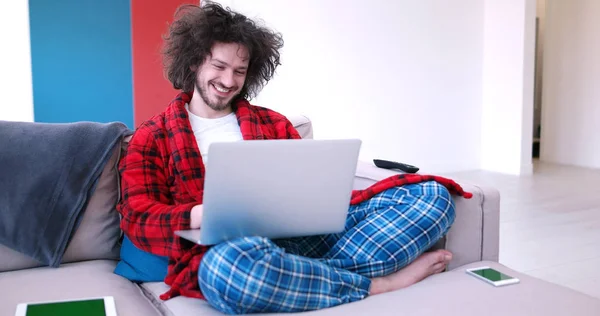 Hombre beber café disfrutando de un estilo de vida relajante — Foto de Stock