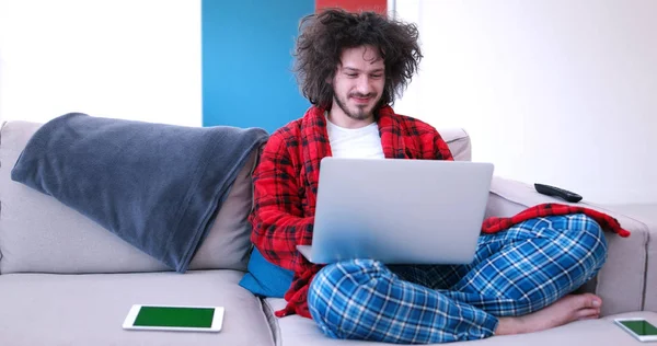 Hombre beber café disfrutando de un estilo de vida relajante — Foto de Stock