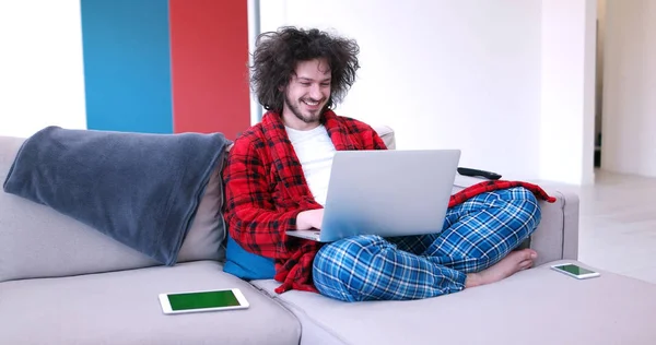 Hombre beber café disfrutando de un estilo de vida relajante —  Fotos de Stock