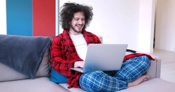 Hombre beber café disfrutando de un estilo de vida relajante — Foto de Stock