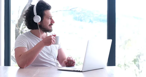 Man drinken koffie genieten van ontspannen levensstijl — Stockfoto