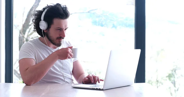 Homme boire du café profiter d'un mode de vie relaxant — Photo