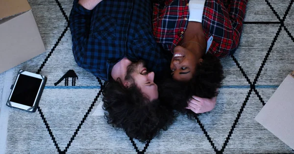 Çekici genç çok ırklı çift Üstten Görünüm