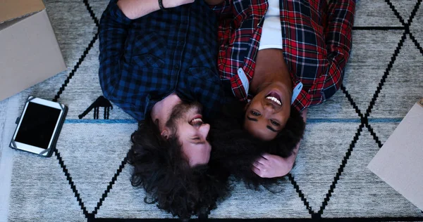 Vue du dessus d'attrayant jeune couple multiethnique — Photo