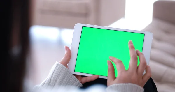 Woman on sofa using tablet computer — Stock Photo, Image