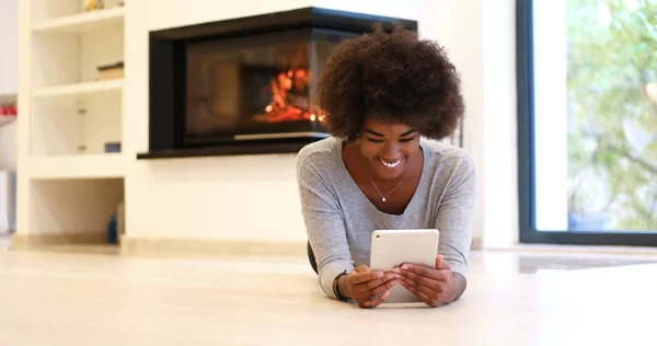 Mulher negra usando computador portátil — Fotografia de Stock