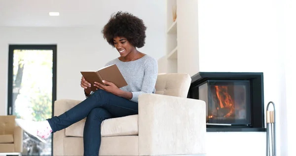 Negro mujer en casa lectura libro —  Fotos de Stock