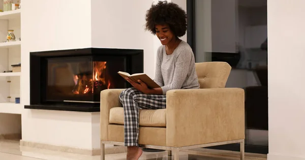 Μαύρη γυναίκα στο σπίτι διαβάζοντας το βιβλίο — Φωτογραφία Αρχείου