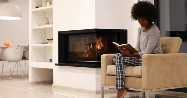 Mulher negra em casa livro de leitura — Fotografia de Stock