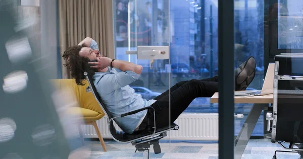 ayaklı masa üzerinde oturan işadamı