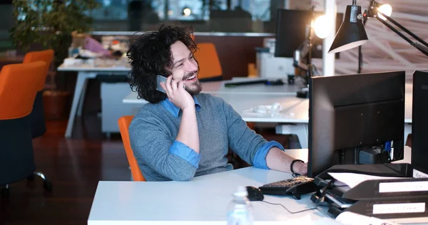 bir bilgisayar kullanma başlangıç office çalışma iş adamı