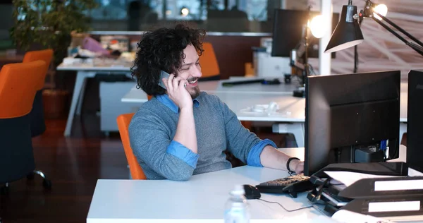 Hombre de negocios que trabaja usando una computadora en la oficina de inicio —  Fotos de Stock