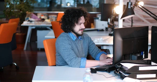 Geschäftsmann arbeitet mit einem Computer im Startup-Büro — Stockfoto