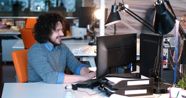 Homme d'affaires travaillant à l'aide d'un ordinateur au bureau de démarrage — Photo