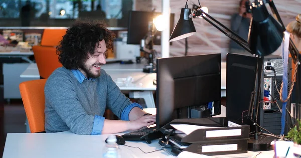 Podnikatel v práci pomocí počítače v kanceláři po spuštění — Stock fotografie