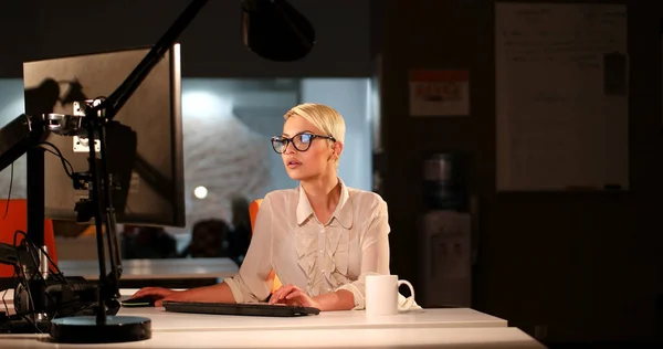 Donna che lavora al computer in ufficio buio — Foto Stock