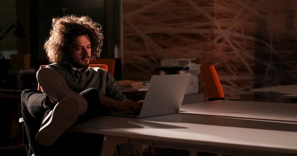 Business man sitting with legs on desk at office — стоковое фото