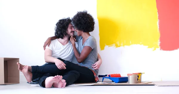 Joven pareja multiétnica relajarse después de pintar —  Fotos de Stock
