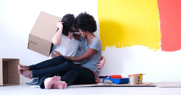 Jovem casal multiétnico brincando com caixas de papelão — Fotografia de Stock