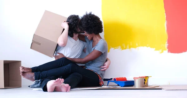 Jovem casal multiétnico brincando com caixas de papelão — Fotografia de Stock