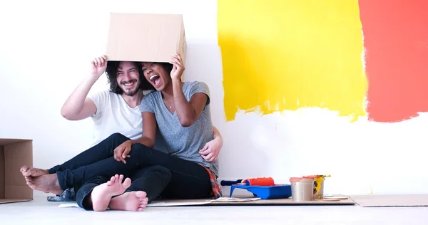 Jovem casal multiétnico brincando com caixas de papelão — Fotografia de Stock