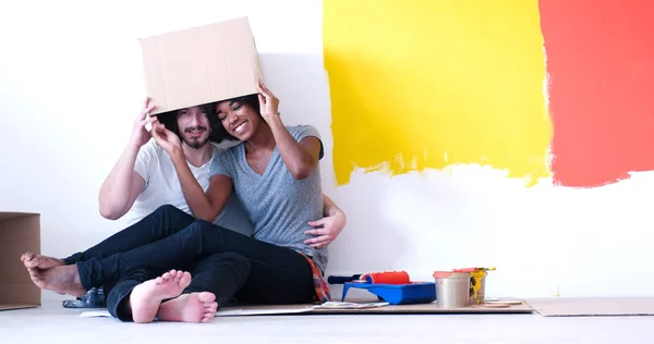 Jovem casal multiétnico brincando com caixas de papelão — Fotografia de Stock