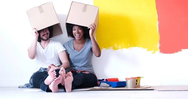 Joven pareja multiétnica jugando con cajas de cartón —  Fotos de Stock