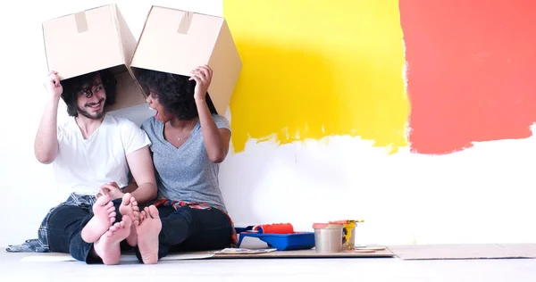 Jeune couple multiethnique jouant avec des boîtes en carton — Photo