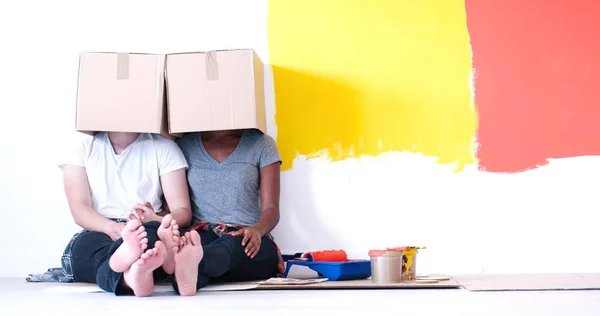 Jeune couple multiethnique jouant avec des boîtes en carton — Photo