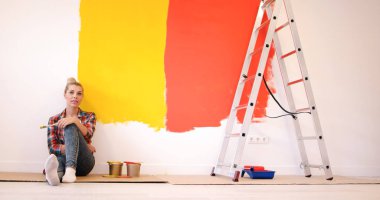 katta oturan genç kadın ressam