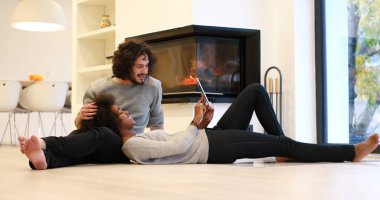 Genç çift dijital tablet yere kullanma