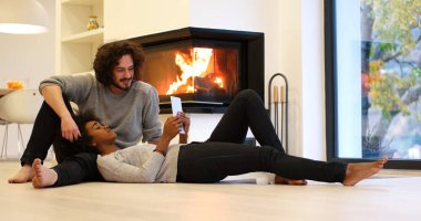 Genç çift dijital tablet yere kullanma