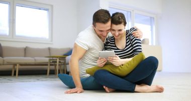 Genç çift dijital tablet yere kullanma